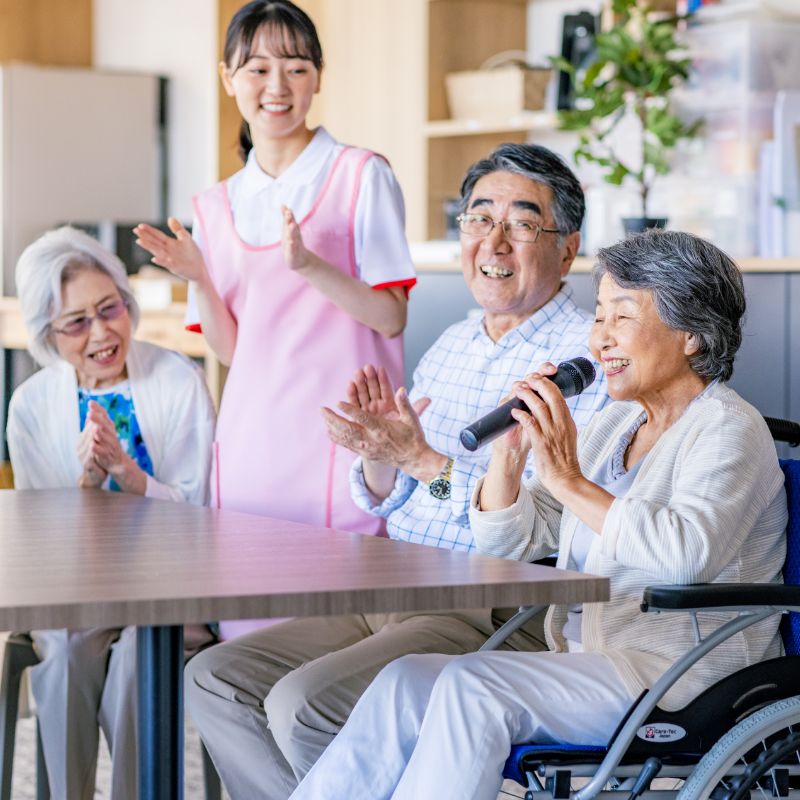 利用者が談笑するイメージ写真